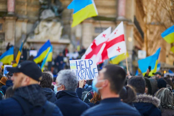 フランス 2022年2月27日 フランス パリのサン ミシェル広場でのウクライナでの戦争に対する大規模な症状 — ストック写真