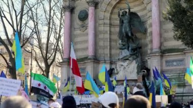 Paris, Fransa - 27 Şubat 2022: Fransa 'nın başkenti Paris' te Saint-Michel 'de Ukrayna' da savaşa karşı büyük bir tezahür