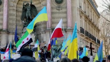 Paris, Fransa - 27 Şubat 2022: Fransa 'nın başkenti Paris' te Saint-Michel 'de Ukrayna' da savaşa karşı büyük bir tezahür