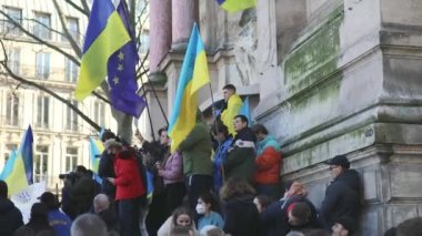 Paris, Fransa - 27 Şubat 2022: Fransa 'nın başkenti Paris' te Saint-Michel 'de Ukrayna' da savaşa karşı büyük bir tezahür