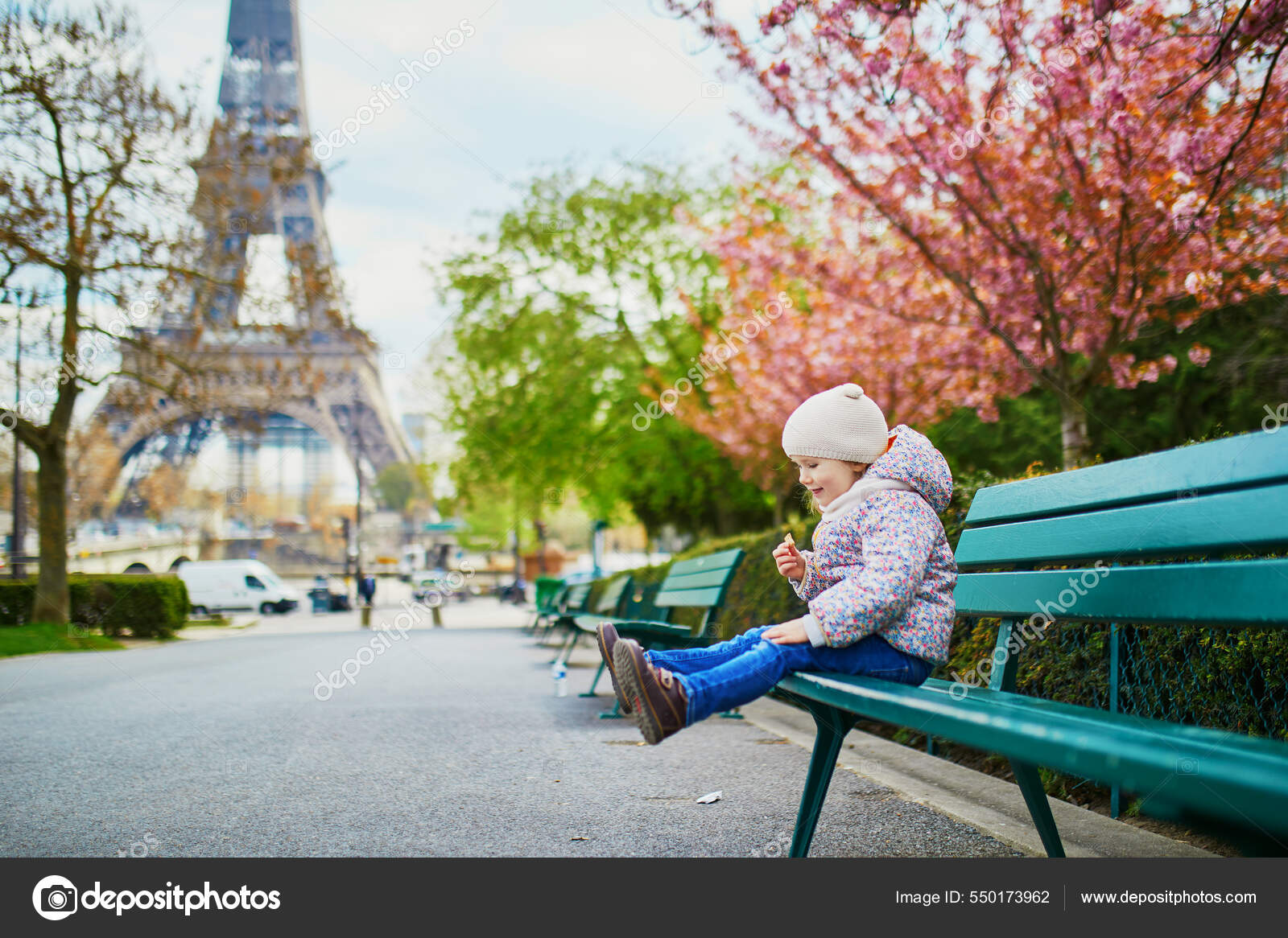 Adorable Jeune Fille Trois Ans Assise Sur Banc Près Tour image
