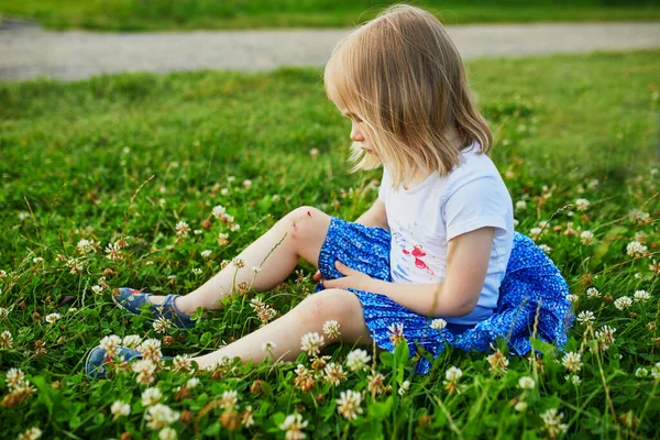 Ragazzina Carina Seduta Terra Dopo Essere Caduta Bambino Che Male — Foto Stock