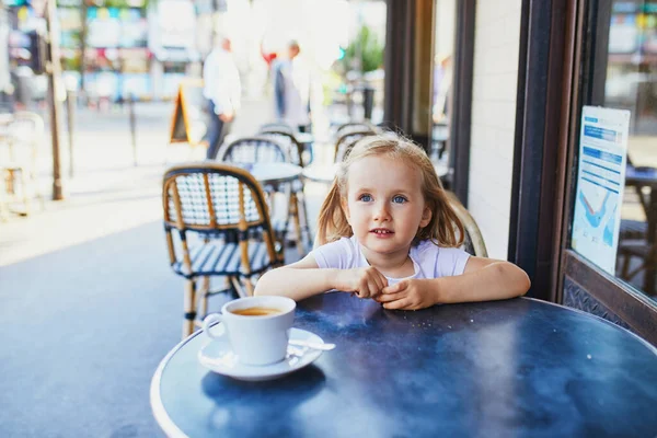 Adorável Menina Três Anos Café Restaurante Parisiense Sair Com Conceito — Fotografia de Stock