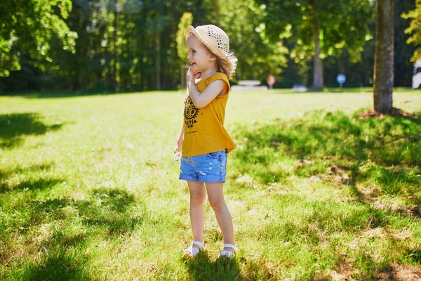 Feliz Menina Criança Alegre Andando Parque Atividades Verão Livre Para — Fotografia de Stock