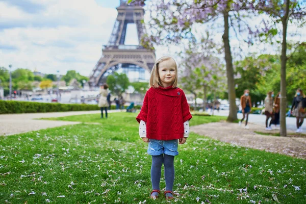 Niña Adorable Caminando Cerca Torre Eiffel París Francia Feliz Niño — Foto de Stock
