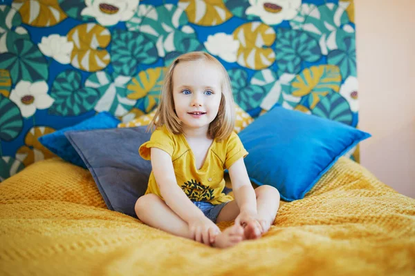 Urocza Zabawna Dziewczynka Siedzi Łóżku Ładnie Urządzonej Sypialni — Zdjęcie stockowe