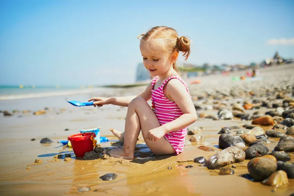 Menina Adorável Criança Brincando Praia Areia Costa Atlântica Bretanha França — Fotografia de Stock