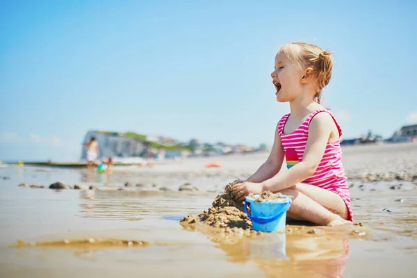Menina Adorável Criança Brincando Praia Areia Costa Atlântica Bretanha França — Fotografia de Stock