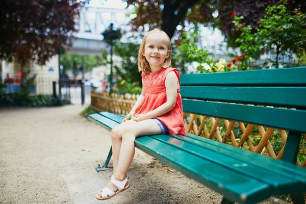 Щаслива Дівчинка Малюк Сидить Лавці Вулиці Парижа Франція — стокове фото