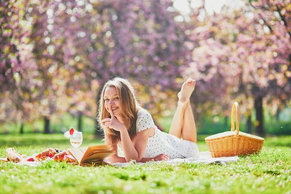 Mooie Jonge Vrouw Picknicken Zonnige Lentedag Park Tijdens Kersenbloesem Seizoen — Stockfoto