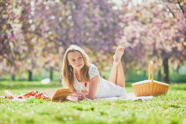 Krásná Mladá Žena Piknik Slunné Jarní Den Parku Během Třešňové — Stock fotografie