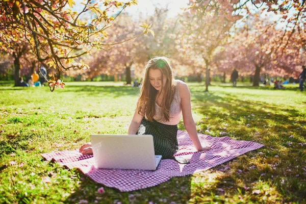 Mooi Jong Meisje Aan Het Werk Haar Laptop Het Park — Stockfoto