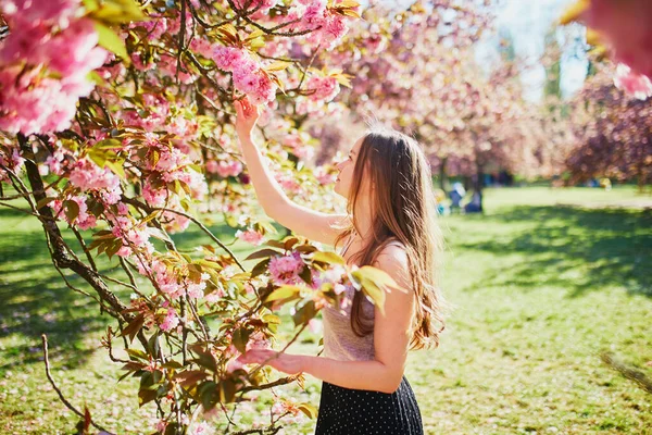 Hermosa Joven Soleado Día Primavera Parque Durante Temporada Flores Cerezo —  Fotos de Stock