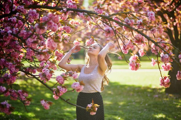 Mulher Nova Bonita Dia Ensolarado Mola Parque Durante Estação Flor — Fotografia de Stock