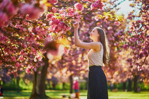 Hermosa Chica Jardín Flores Cerezo Día Primavera Tomando Fotos Grabando —  Fotos de Stock