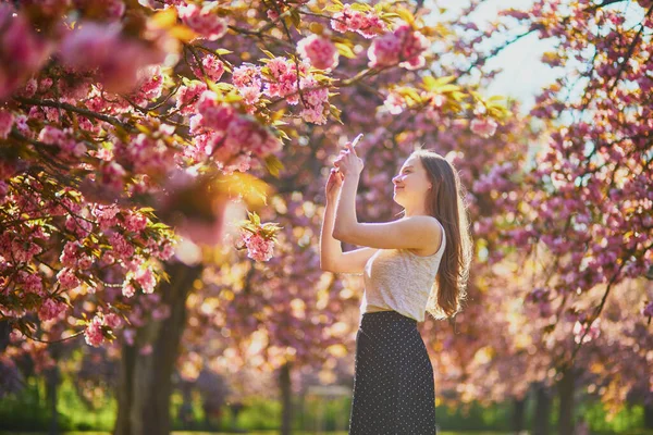 Krásná Dívka Třešňové Květinové Zahradě Jaře Fotografování Nebo Nahrávání Video — Stock fotografie