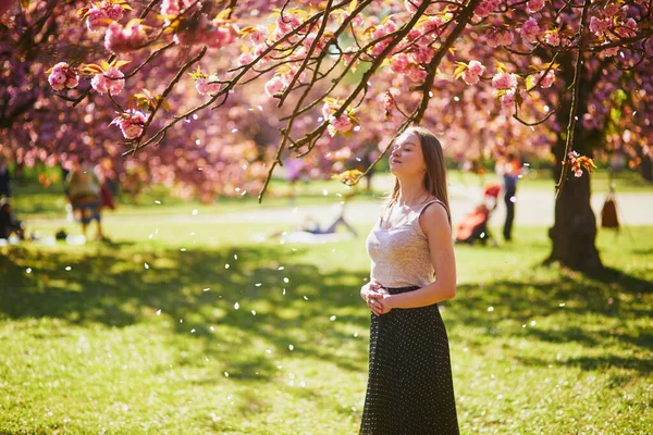 Hermosa Joven Soleado Día Primavera Parque Durante Temporada Flores Cerezo —  Fotos de Stock