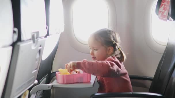 Éves Lány Ebédet Eszik Uzsonnás Dobozból Miközben Repülővel Utazik Egészséges — Stock videók