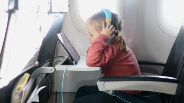 Niña Años Usando Tableta Mientras Viaja Avión Entretenimiento Para Niños — Vídeos de Stock