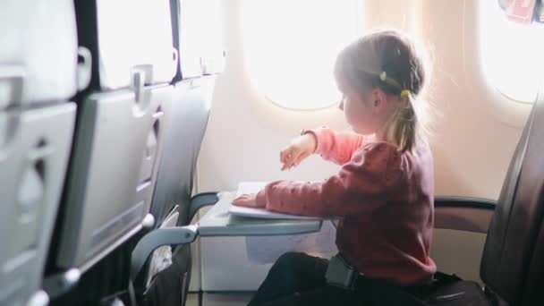 Jaar Oud Meisje Tekening Tijdens Het Reizen Met Het Vliegtuig — Stockvideo