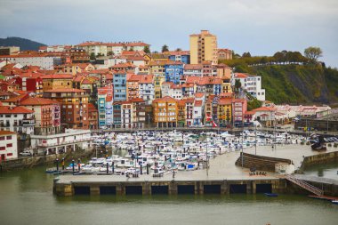 BERMEO, İspanya - 4 Kasım 2021: Bermeo, İspanya 'da balıkçı tekneleri ile liman manzarası