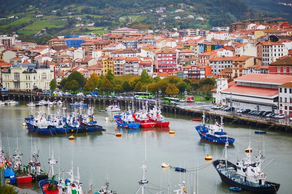 BERMEO, İspanya - 4 Kasım 2021: Bermeo, İspanya 'da balıkçı tekneleri ile liman manzarası