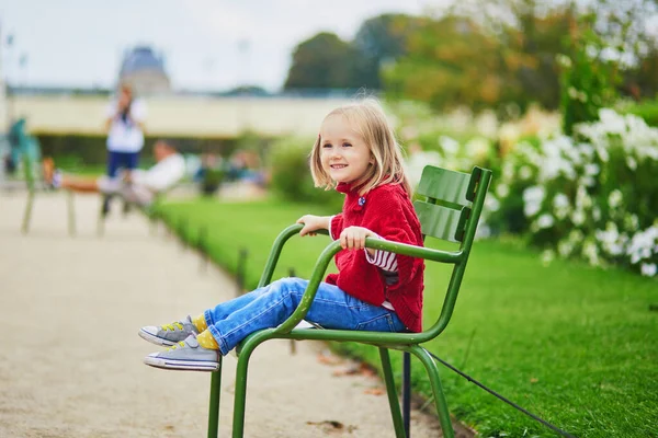 Adorable Niña Preescolar Sentada Una Silla Verde Jardín Las Tullerías —  Fotos de Stock