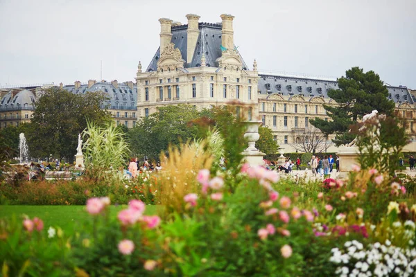 Tuileries Bahçesi, Paris 'te güzel bir sonbahar günü. Fransa 'da sonbahar sezonu