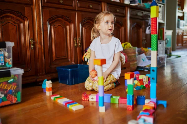 Adorable Prechooler Girl Sitting Floor Playing Colorful Construction Blocks Indoor — Stok fotoğraf