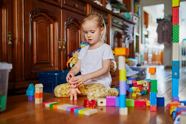 Adorable Niña Preescolar Sentada Suelo Jugando Con Bloques Construcción Colores — Foto de Stock