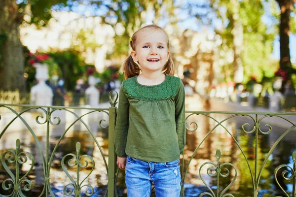 Adorable Preschooler Girl Enjoying Nice Sunny Autumn Day Outdoors Happy — Stock Photo, Image