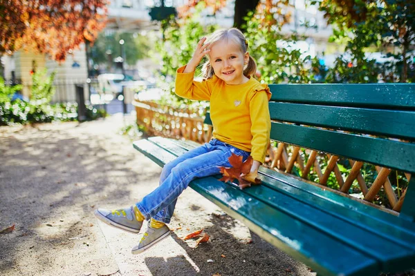 Urocza Trzyletnia Dziewczynka Siedząca Ławce Paryżu Francja — Zdjęcie stockowe
