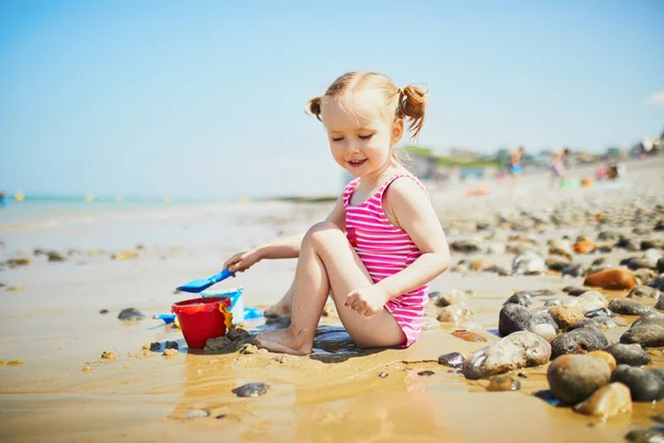 Roztomilé Batole Dívka Hraje Písečné Pláži Pobřeží Atlantiku Bretaň Francie — Stock fotografie