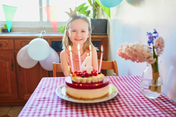 Feliz Niña Corona Princesa Celebrando Cuarto Cumpleaños Pidiendo Deseo Niño — Foto de Stock