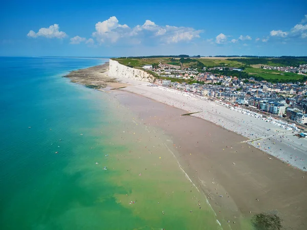 Mers-les-Bains, Somme, Hauts-de-France Normandiya Bölümü yakınlarındaki beyaz tebeşir kayalıklarının manzaralı manzarası