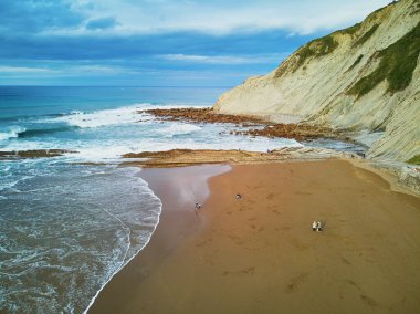 İspanya, Bask Bölgesi, Zumaia 'nın ünlü sineğinin insansız hava aracı görüntüsü. Flysch, derin sularda ilerleyen tortulu kaya katmanlarından oluşan bir dizi.