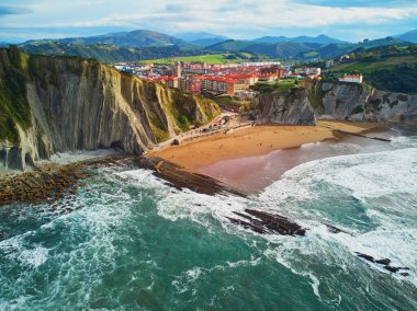 İspanya, Bask Bölgesi, Zumaia 'nın ünlü sineğinin insansız hava aracı görüntüsü. Flysch, derin sularda ilerleyen tortulu kaya katmanlarından oluşan bir dizi.