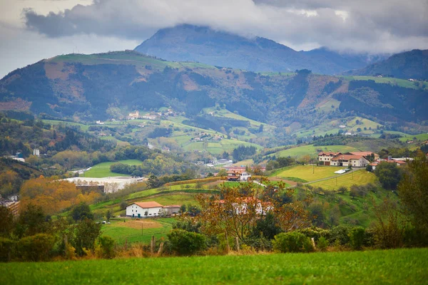 İspanya 'nın Bask ülkesindeki Zumaia köyünün hava manzarası