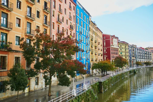 İspanya 'nın Bask Bölgesi Bilbao caddesinde renkli binalar