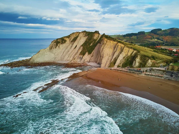 İspanya, Bask Bölgesi, Zumaia 'nın ünlü sineğinin insansız hava aracı görüntüsü. Flysch, derin sularda ilerleyen tortulu kaya katmanlarından oluşan bir dizi.
