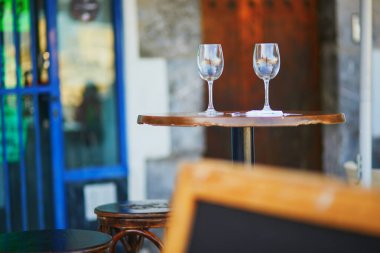 Bermeo, Bask Bölgesi, İspanya 'da sokak kafesinin masasında iki şarap kadehi.