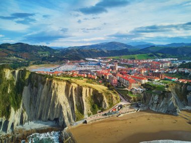Zumaia 'nın hava aracı görüntüsü, Bask Ülkesi, İspanya. Zumaia köyü Flysch ile ünlüdür. Derin sularda ilerleyen tortul kaya katmanları dizisi.