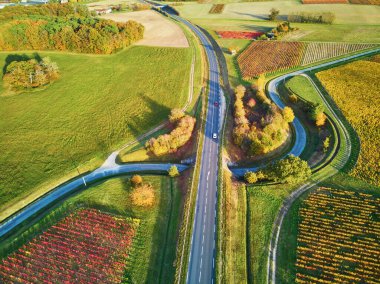 Fransa 'daki otlakların, tarlaların ve üzüm bağlarının havadan görünüşü. Yeşil tarlaları ve çayırları olan güzel bir Fransız kırsalı. Gün batımında kırsal alan