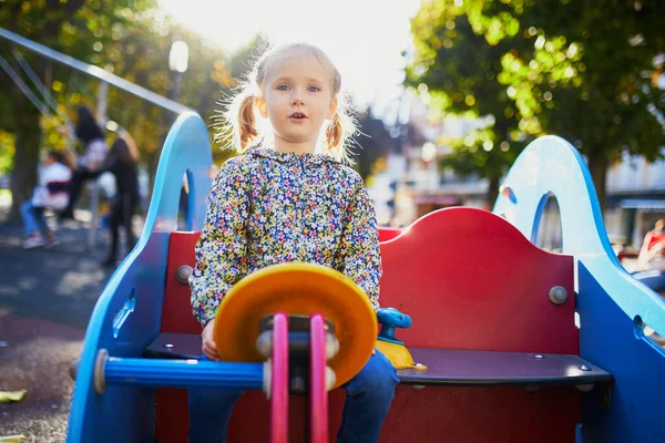 Adorable Little Girl Playground Sunny Day Preschooler Child Playing Slide — Stock Photo, Image