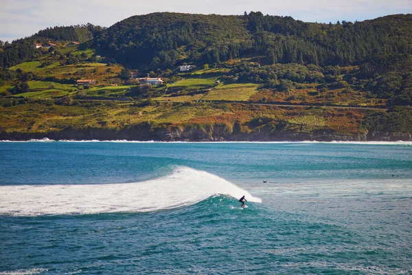 Surfer Catching Wave Mundaka Basque Country Spain — Stockfoto
