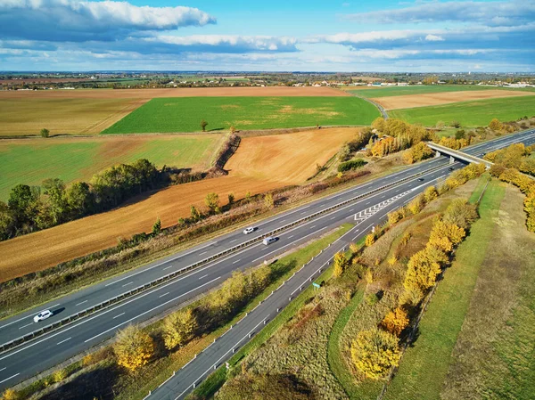 法国美丽的乡村和高速公路的无人驾驶飞机景观 — 图库照片
