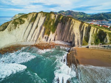 İspanya, Bask Bölgesi, Zumaia 'nın ünlü sineğinin insansız hava aracı görüntüsü. Flysch, derin sularda ilerleyen tortulu kaya katmanlarından oluşan bir dizi.