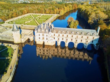 CHENONCEAU, FRANCE - 6 Kasım 2021: Fransız Chenonceau Kalesi 'nin ve Fransa' nın Cher Nehri 'ndeki bahçelerinin insansız hava aracı görüntüsü