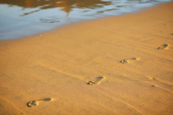 黄沙映衬下的落日脚印 日落时的海滩 波浪和脚步 — 图库照片