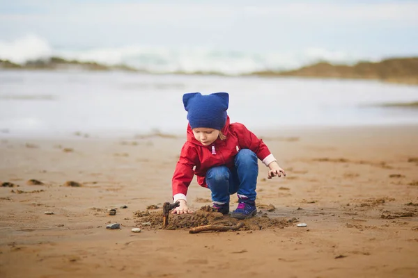 Schattig Peutermeisje Dat Speelt Het Zandstrand Aan Atlantische Kust Van — Stockfoto